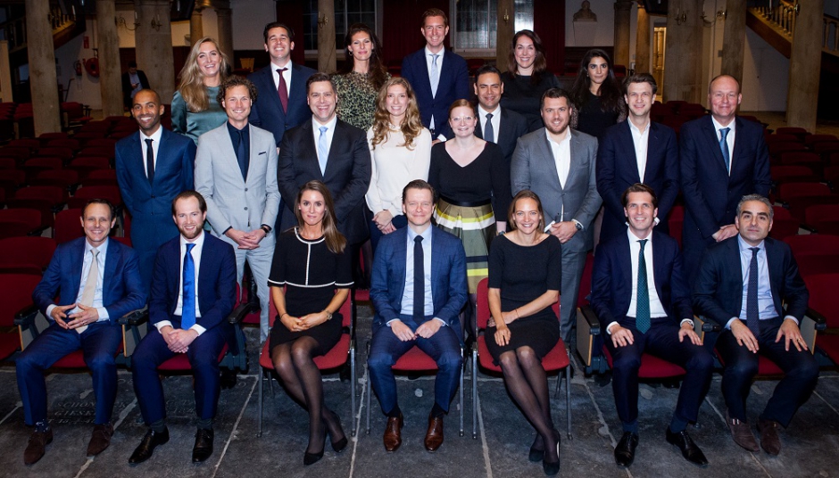 Groepsfoto van 22 afgestudeerde MRE studenten